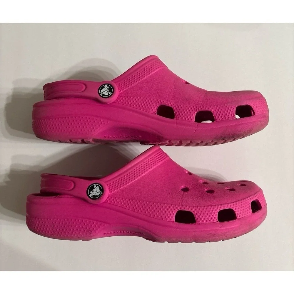 Crocs Classic (size J6) Pink Croc Sandals